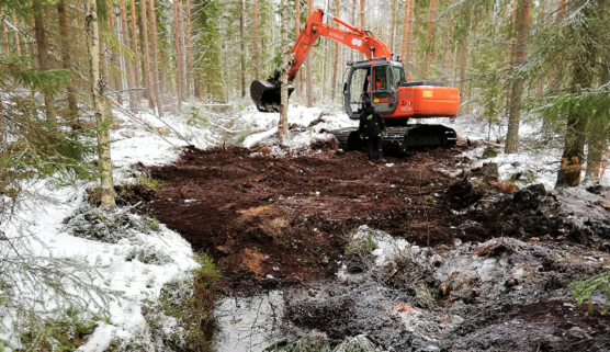 Ojat tukittiin pääosin koneellisesti. Kuvassa kaivinkone tukkimassa entistä kuivatusojaa.